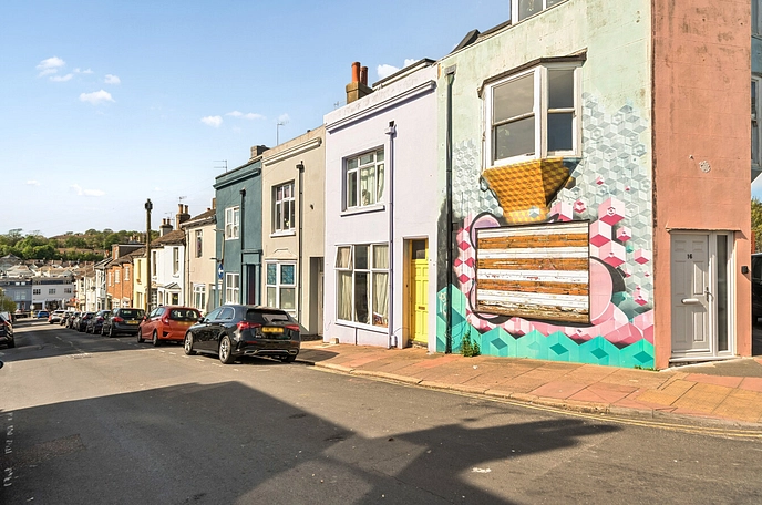 5 bedroom  terraced house to rent
