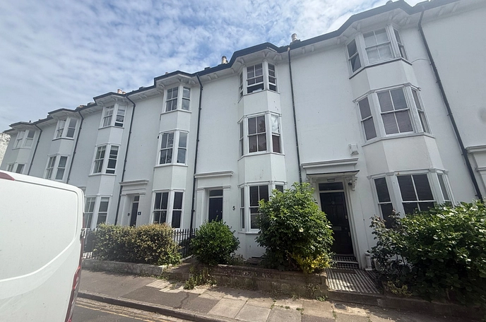 5 bedroom  terraced house to rent
