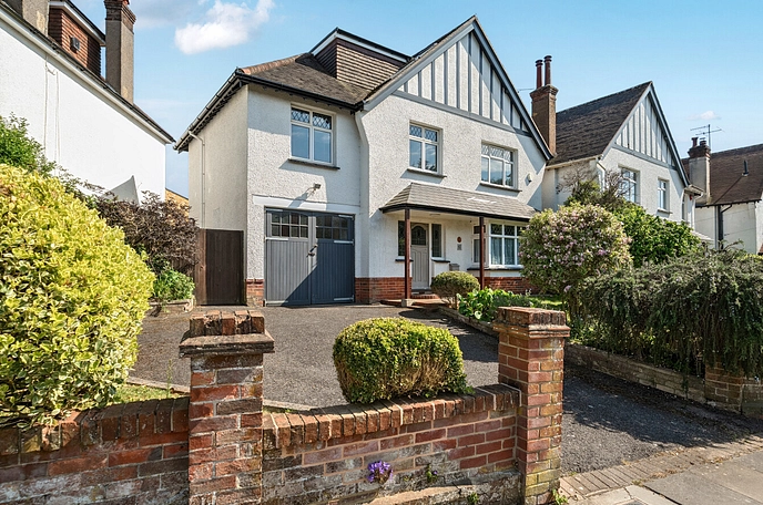 6 bedroom  detached house for sale