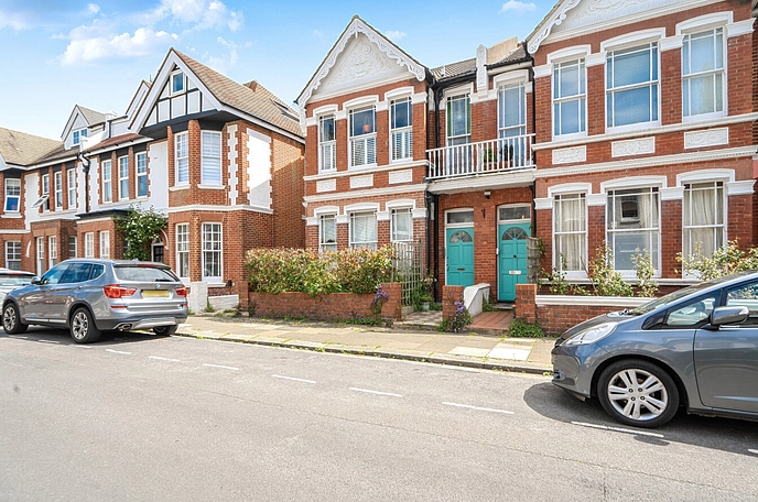 3 bedroom maisonette for sale