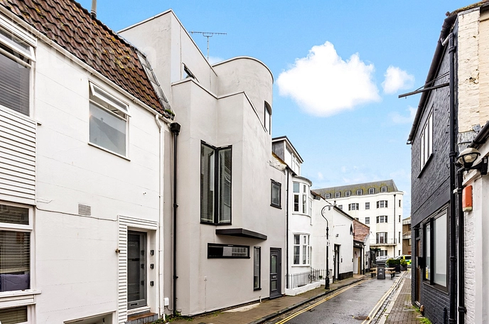 3 bedroom  terraced house for sale