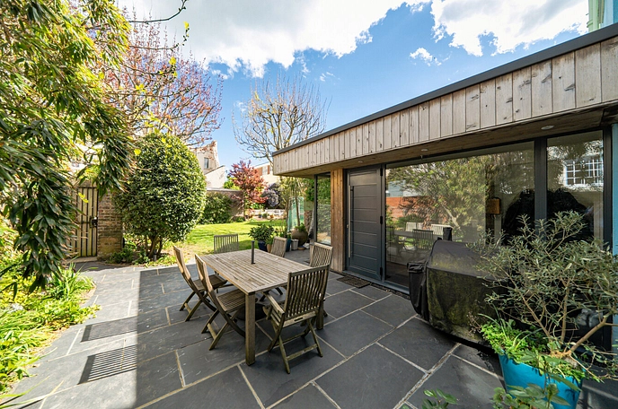 6 bedroom  semi-detached house for sale