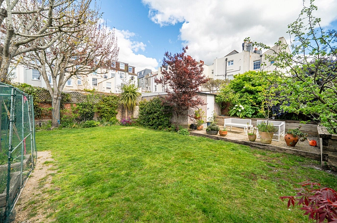 6 bedroom  semi-detached house for sale