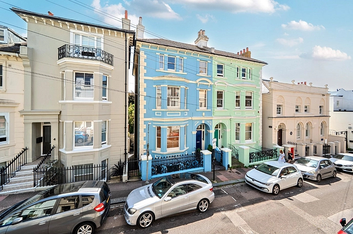 6 bedroom  semi-detached house for sale