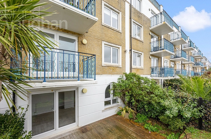 3 bedroom maisonette for sale