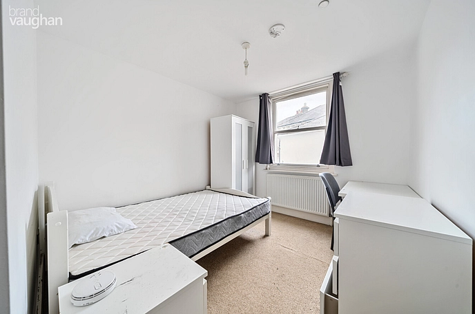 4 bedroom semi-detached house to rent