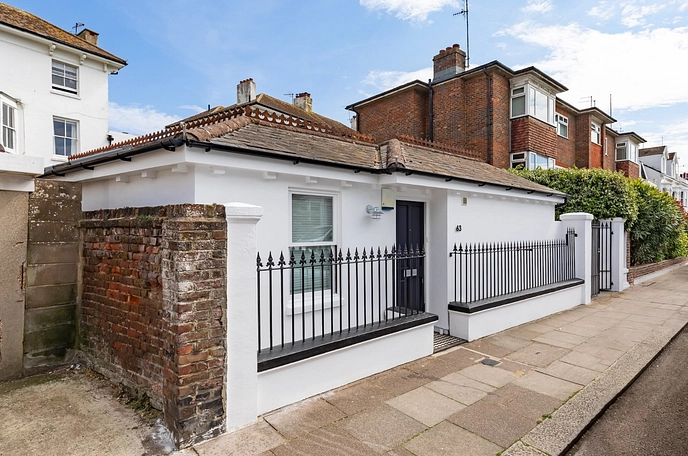3 bedroom  detached property to rent