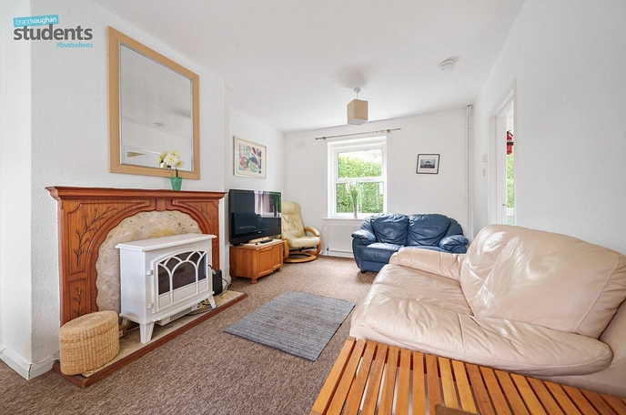 6 bedroom  semi-detached house to rent