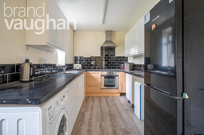 5 bedroom  semi-detached house to rent