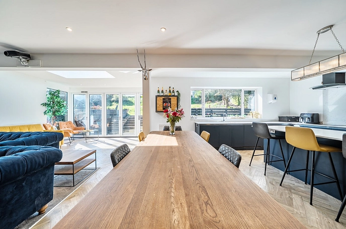 5 bedroom  detached house for sale