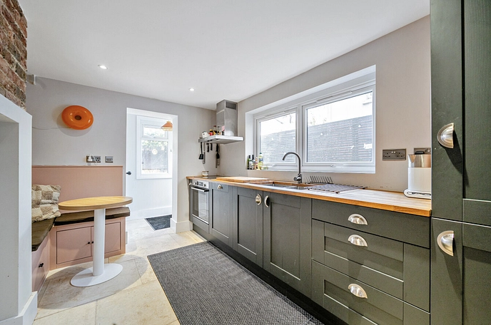 2 bedroom  terraced house for sale