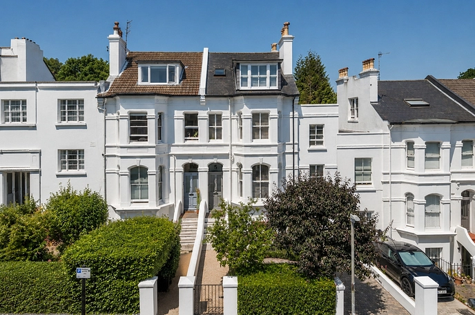 5 bedroom  terraced house for sale
