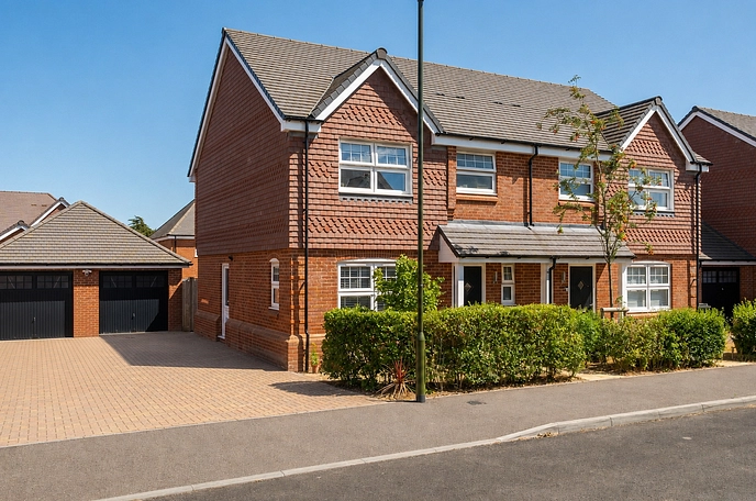 3 bedroom  semi-detached house for sale