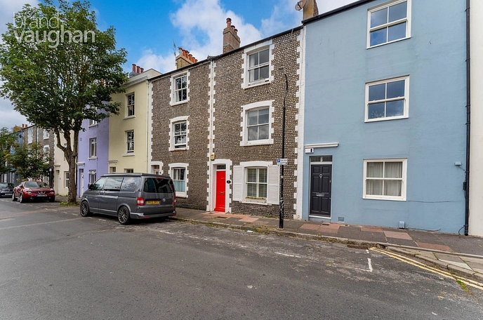 4 bedroom  terraced house to rent