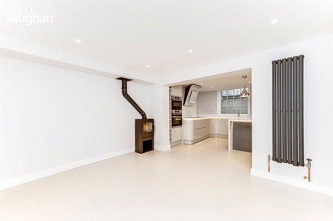 4 bedroom  terraced house to rent