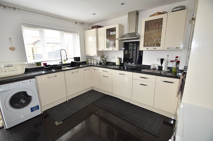 4 bedroom  terraced house to rent
