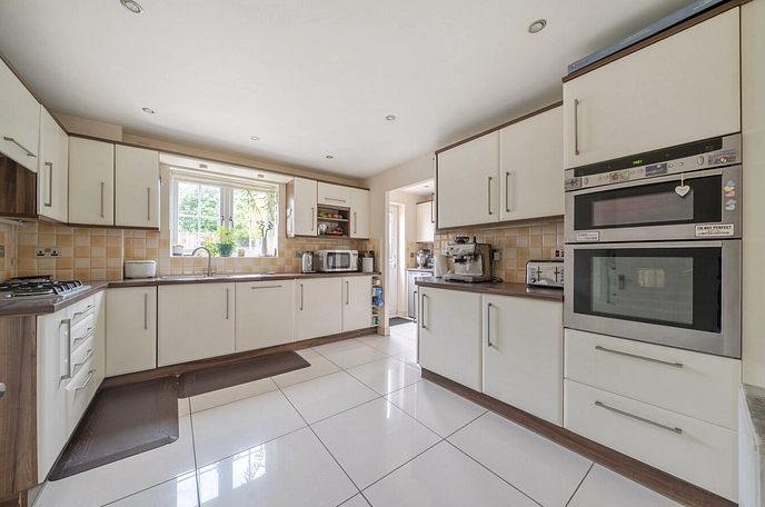 4 bedroom  detached house to rent