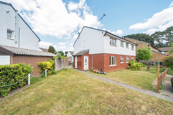 1 bedroom  semi-detached house for sale