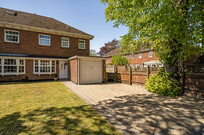 3 bedroom  semi-detached house for sale