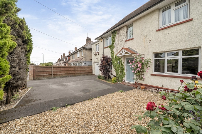 3 bedroom  semi-detached house for sale
