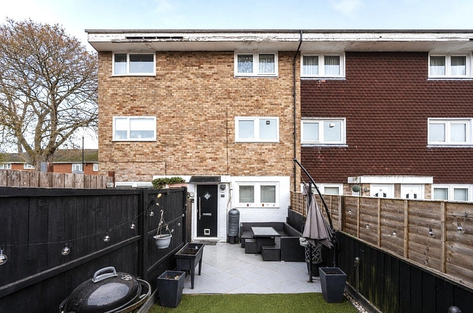 2 bedroom maisonette for sale