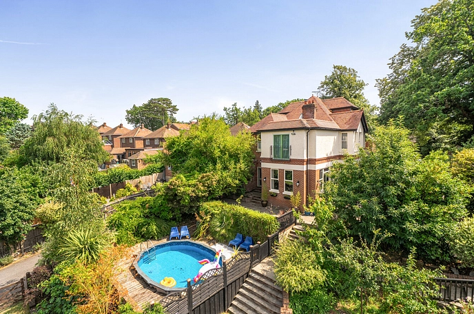 6 bedroom  detached house for sale