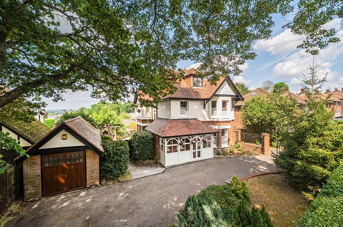 6 bedroom  detached house for sale
