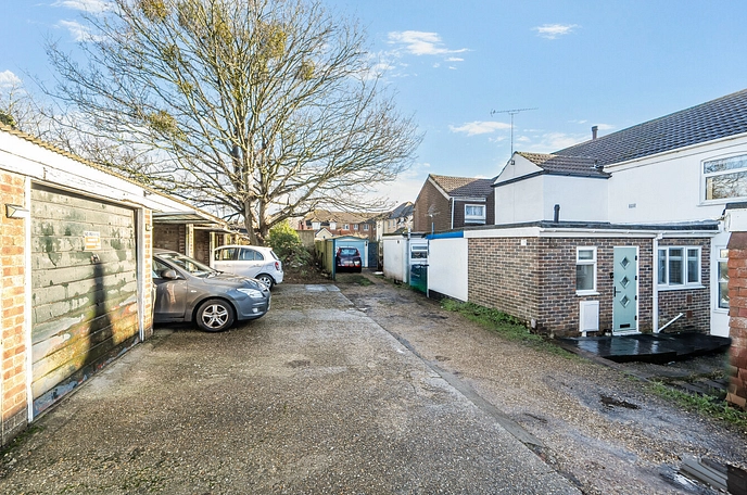 2 bedroom  terraced house for sale