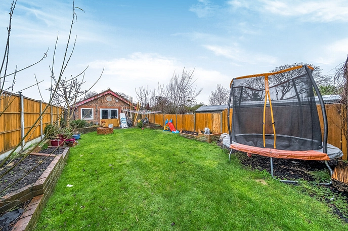 4 bedroom  semi-detached house for sale