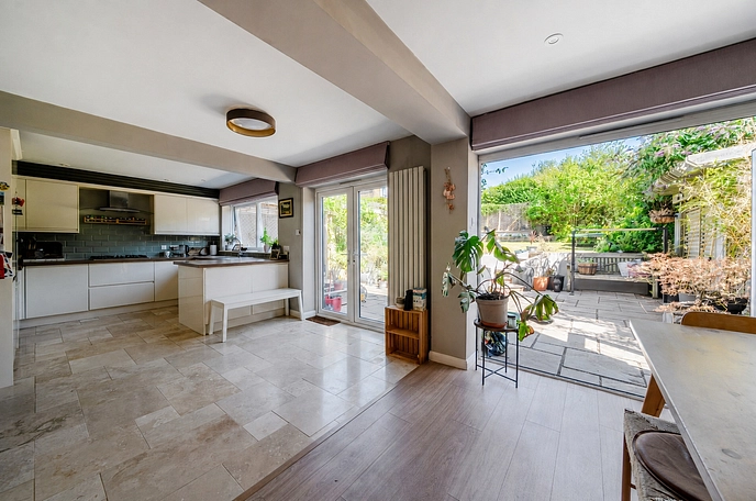 5 bedroom  semi-detached house for sale