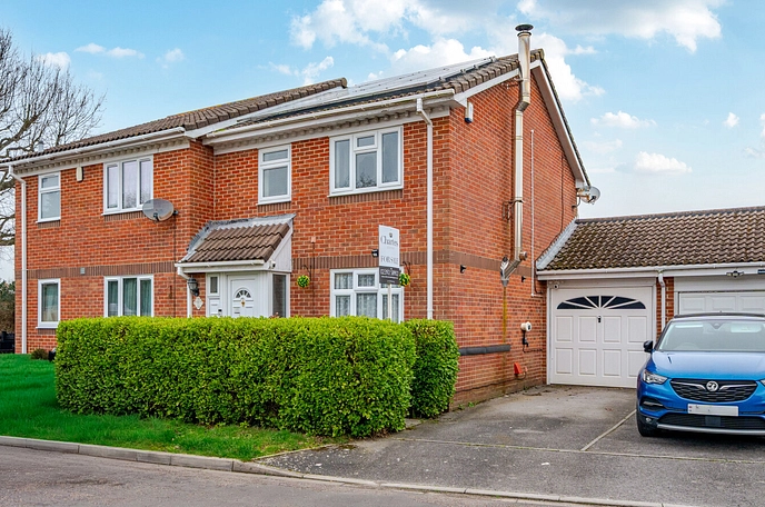 3 bedroom  semi-detached house for sale