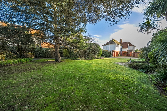 5 bedroom  detached house for sale
