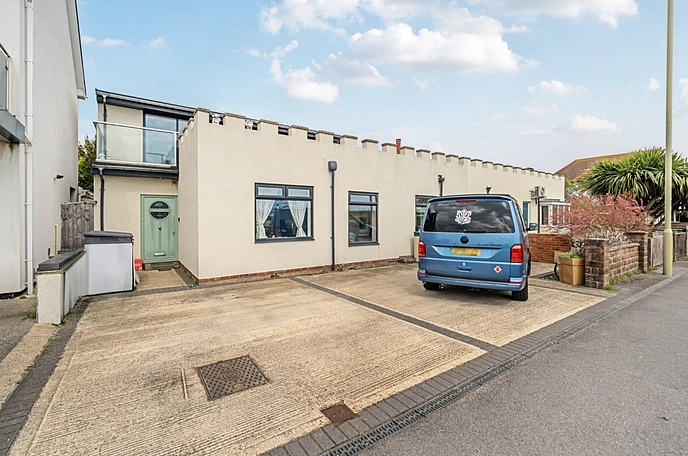 5 bedroom semi-detached house for sale
