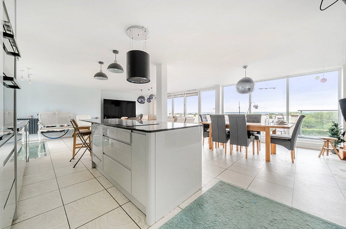 5 bedroom semi-detached house for sale