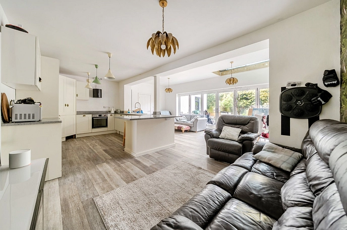 5 bedroom  semi-detached house for sale
