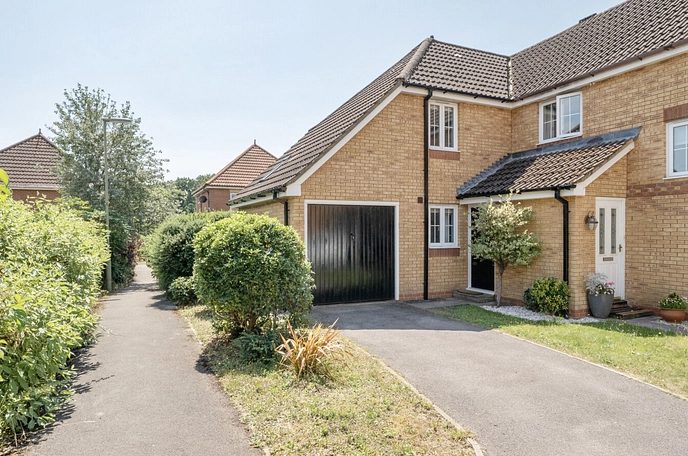 3 bedroom  semi-detached house for sale