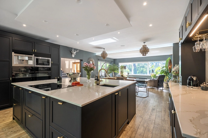 5 bedroom  detached house for sale