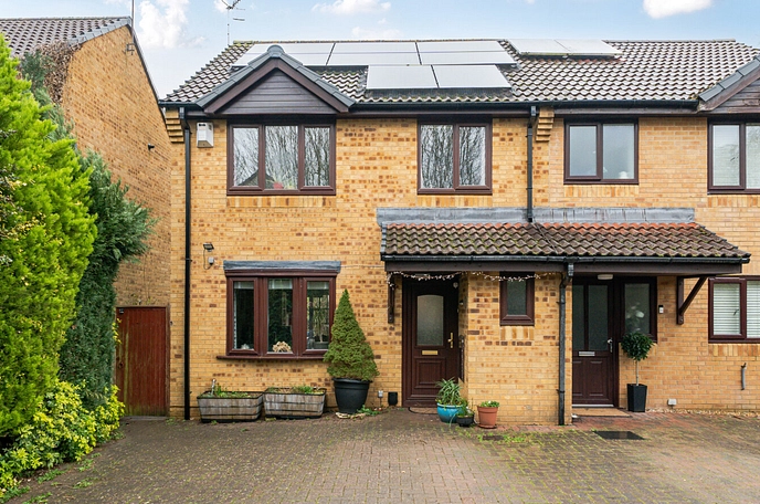 3 bedroom  semi-detached house for sale