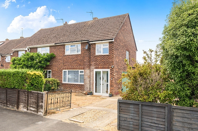 3 bedroom  semi-detached house for sale