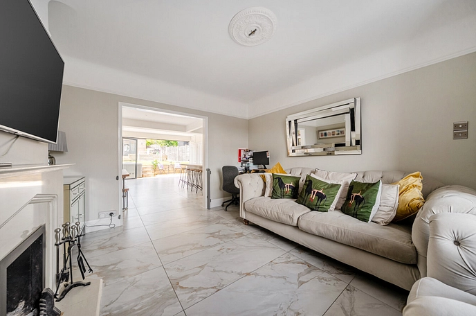 5 bedroom  semi-detached house for sale