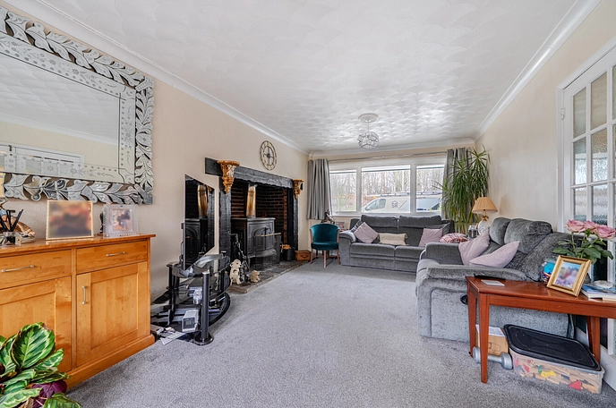 6 bedroom  detached bungalow for sale