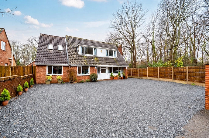 6 bedroom  detached bungalow for sale