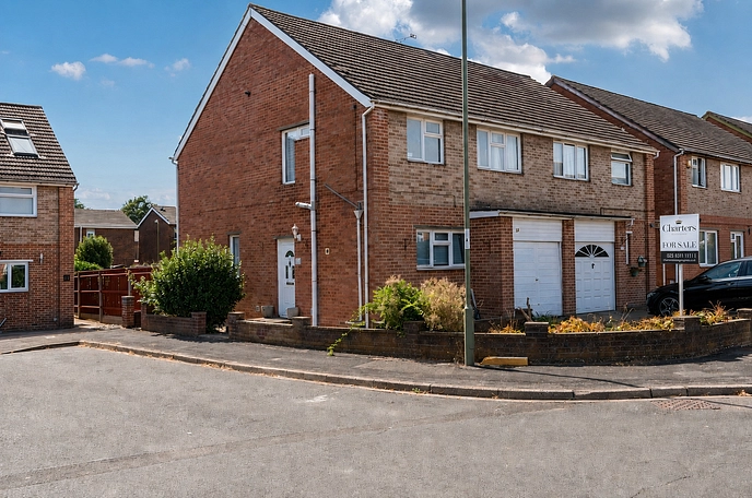 3 bedroom  semi-detached house for sale