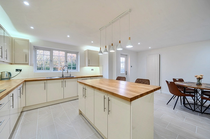 5 bedroom  detached house for sale