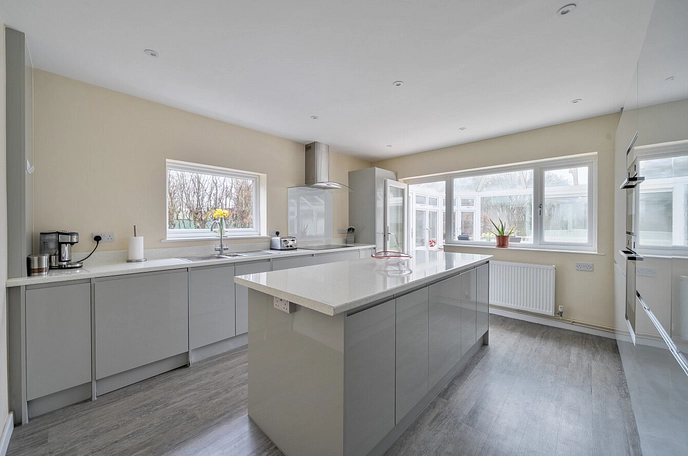 5 bedroom  detached house for sale