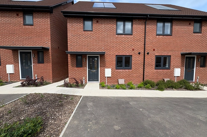 3 bedroom semi-detached property to rent