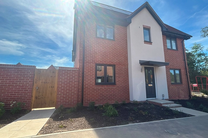 3 bedroom semi-detached property to rent