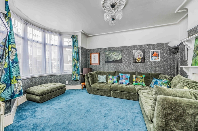 5 bedroom  semi-detached house for sale