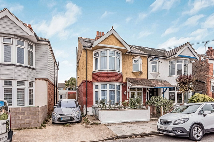 5 bedroom  semi-detached house for sale
