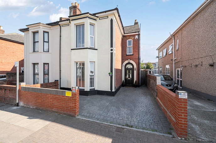3 bedroom  semi-detached house for sale